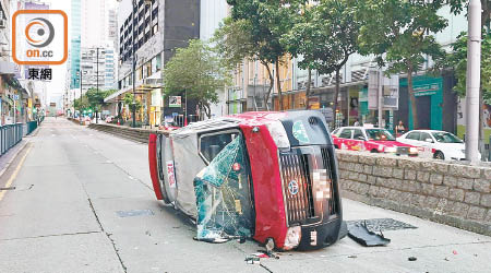 的士向右翻側橫亘路中。（沈厚錚攝）