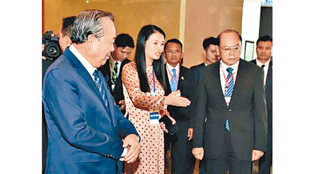 曾偉雄（右）應越南政府邀請，出席「加強打擊跨國毒品犯罪合作部長級會議」。（互聯網圖片）