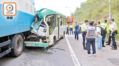 貨車尾板直插小巴右邊車頭，警方在場調查。（李健瑜攝）