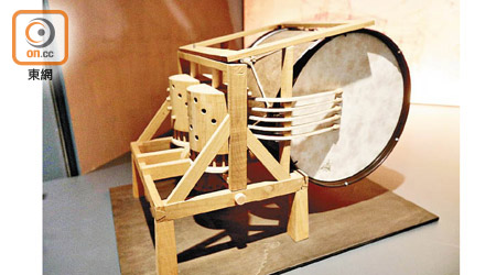 展覽會展出五個按照達文西設計手稿製作而成的機器模型，圖為「機械化軍用戰鼓」。