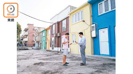 現時村內只有三十人居住，劉村長（左）指，可以上網會吸引原本居民回來住。