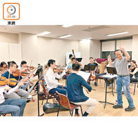 香港都會愛樂管弦樂團為下月的慈善音樂會排練。（受訪者提供）