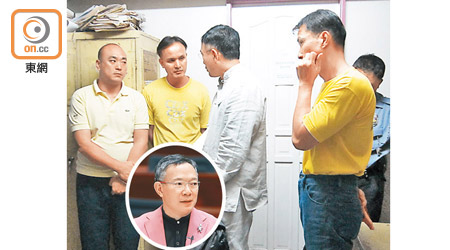 謝偉俊（中）透露政府已發放四千蚊畀鄧龍威（左二）。