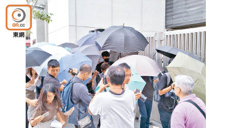 大批市民昨到沙田法院聲援提堂的被告，並出動「傘陣」掩護他們離去。