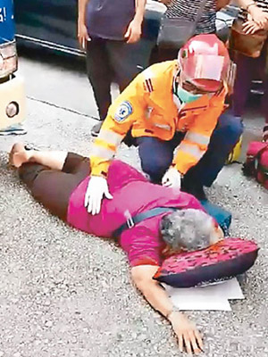 救護員檢查女途人傷勢。（互聯網圖片）