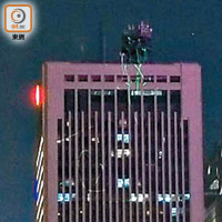 解放軍駐港總部被人用雷射筆照射。（溫國佳攝）