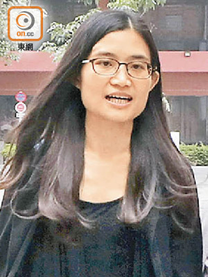 女被告雷頌恩，被控非法接受一隻「帝舵」手錶。