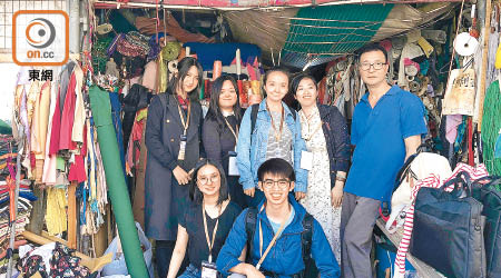 馮施樂（前右）與港大同學到深水埗欽州街布藝市場訪問布販何先生（後右）。