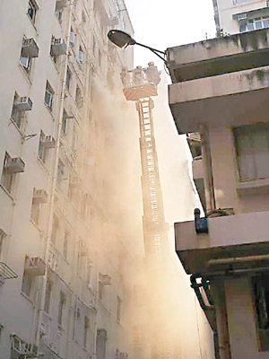 消防架雲梯救火。（互聯網圖片）