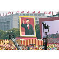 國家主席習近平畫像，由群眾簇擁着前行。（互聯網圖片）