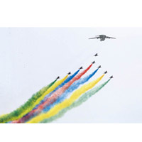 空警2000預警機帶領殲10表演機在天空拉出彩虹。（互聯網圖片）