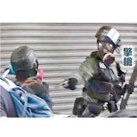 警員在荃灣近距離向示威者胸口開槍。（互聯網圖片）