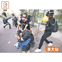 黃大仙有示威者疑襲擊警務人員。