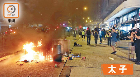 示威者昨晚在太子道西燃燒雜物堵路。（劉子文攝）