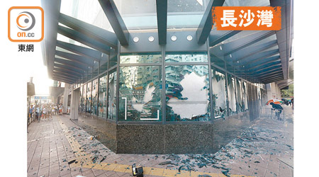 長沙灣政府合署地下玻璃櫥窗全部被打碎。（李華輝攝）