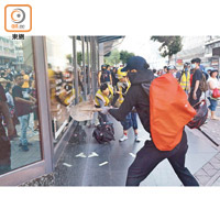 暴徒持鐵剷打破長沙灣政府合署的玻璃櫥窗。