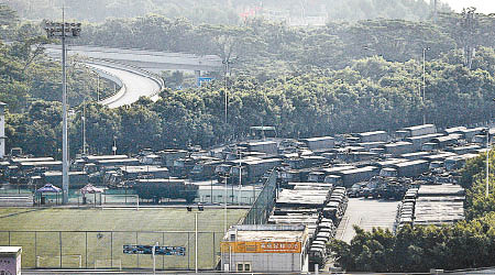 大批軍車停泊在體育館外。（美聯社圖片）