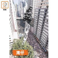 大批市民不理警方反對，參加遊行。（黃仲民攝）