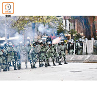 防暴警察列陣向示威者推進，有警員施放催淚彈。