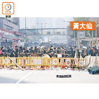示威者以鐵馬砌成路障，黃大仙的核心道路也被封堵。（黃偉邦攝）