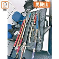 袋內藏有一批武器，包括長刀及棍。