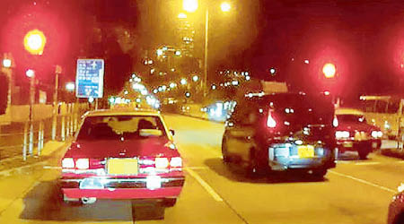 三車相繼衝紅燈，場面頗為罕見。（互聯網圖片）