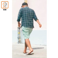 穿格仔衫男子離開殘廁時，步履不穩。