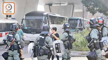 警方用旅遊巴押送九十三名被告到西九龍法院應訊。（袁志豪攝）