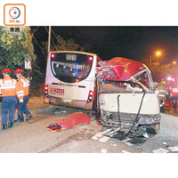 小巴女司機當場死亡，小巴車頭嚴重毀爛。