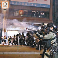 銅鑼灣<br>警方施放催淚彈驅散群眾。