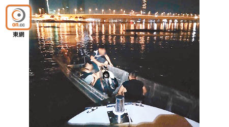 澳門當局的巡邏快艇截獲一艘木船，並拘捕船上三男二女。