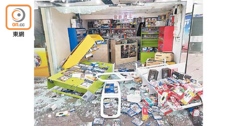 有電子遊戲機專門店疑因撐警，慘遭示威者大肆破壞。（受訪者提供）