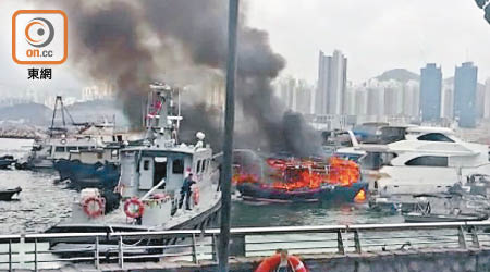 漁船起火猛烈焚燒，黑煙沖天。（讀者提供）