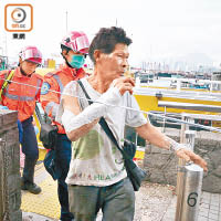 一名男子手部傷。（馬竟峯攝）