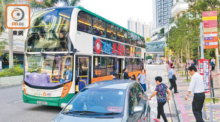 港鐵南昌站外巴士站有車輛違泊，阻礙巴士埋站。（朱先儒攝）