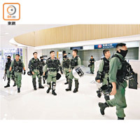 多名防暴警員昨晚到港鐵馬鞍山站戒備。
