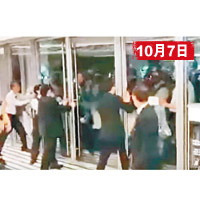 防暴警早前欲進入新港城中心時，一度遭到商場保安人員拒絕進入。（互聯網圖片）