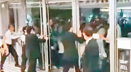 防暴警察早前欲進入新港城中心時，遭商場保安員阻止。（互聯網圖片）