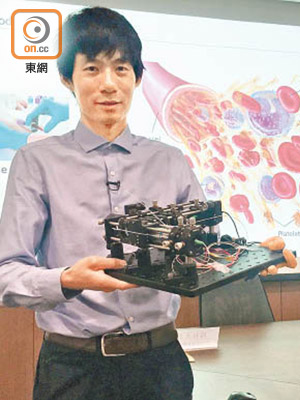 周仁杰教授展示其團隊開發的人工智能便攜式定量相位顯微鏡。
