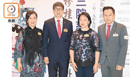 副主席鄧明慧（左起）、馬清揚同文頴怡，都感謝另一副主席韋浩文擔任鑽石贊助人慷慨支持粵劇晚會。