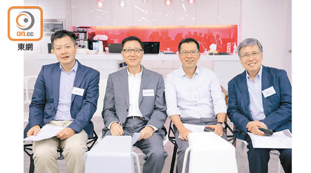 工總轄下香港電子業總會副主席謝鴻強（左二）、香港玩具協會榮譽會長湯誠正（左一）聯同其他電子同玩具業嘅會員，包括葉錦龍（右二）同盧國材（右一）與初創企業交流。