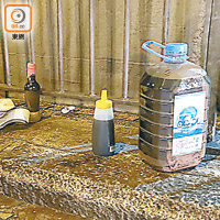 旺角警署被狂掟汽油彈後，附近遺下一樽五公升的揮發性液體。