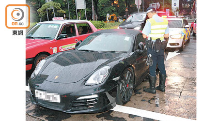 涉事跑車停在一交通燈位前，警員在場調查。（胡德威攝）