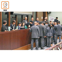 會議期間議員一度包圍主席台，場面混亂。（溫國佳攝）