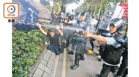 警方昨日向合資格休班警員派發胡椒噴劑。