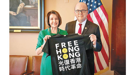 佩洛西（左）與麥戈文（右）手持印有「光復香港，時代革命」的黑衣。