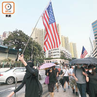有示威者曾手持美國國旗遊行，要求美國關注香港局勢。