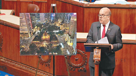 麥戈文在會上發言時，展示香港反修例示威的照片。