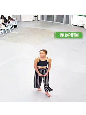片段中，陳彥霖赤腳於學校內行走。（互聯網圖片）
