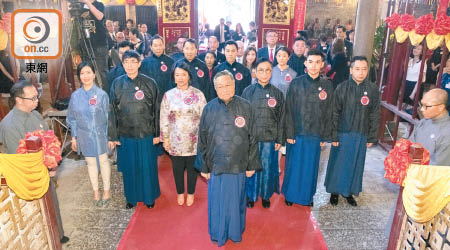 何世柱（前排）主祭，應屆東華三院董事局成員陪祭。